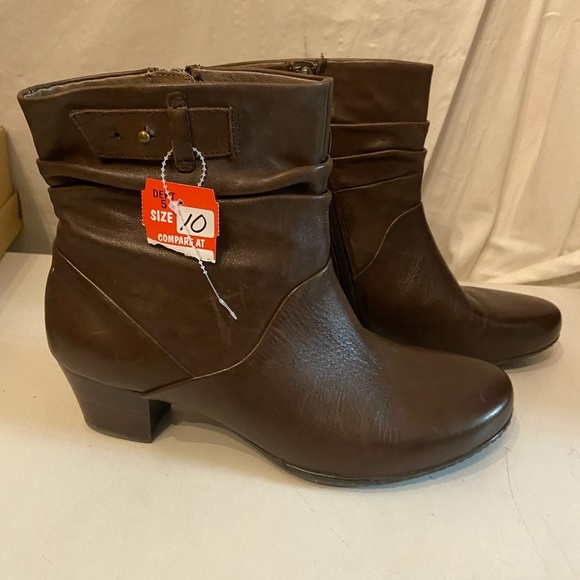 Earth brown slouch style ankle boots with zip up sides size 10 NWT - Picture 1 of 8